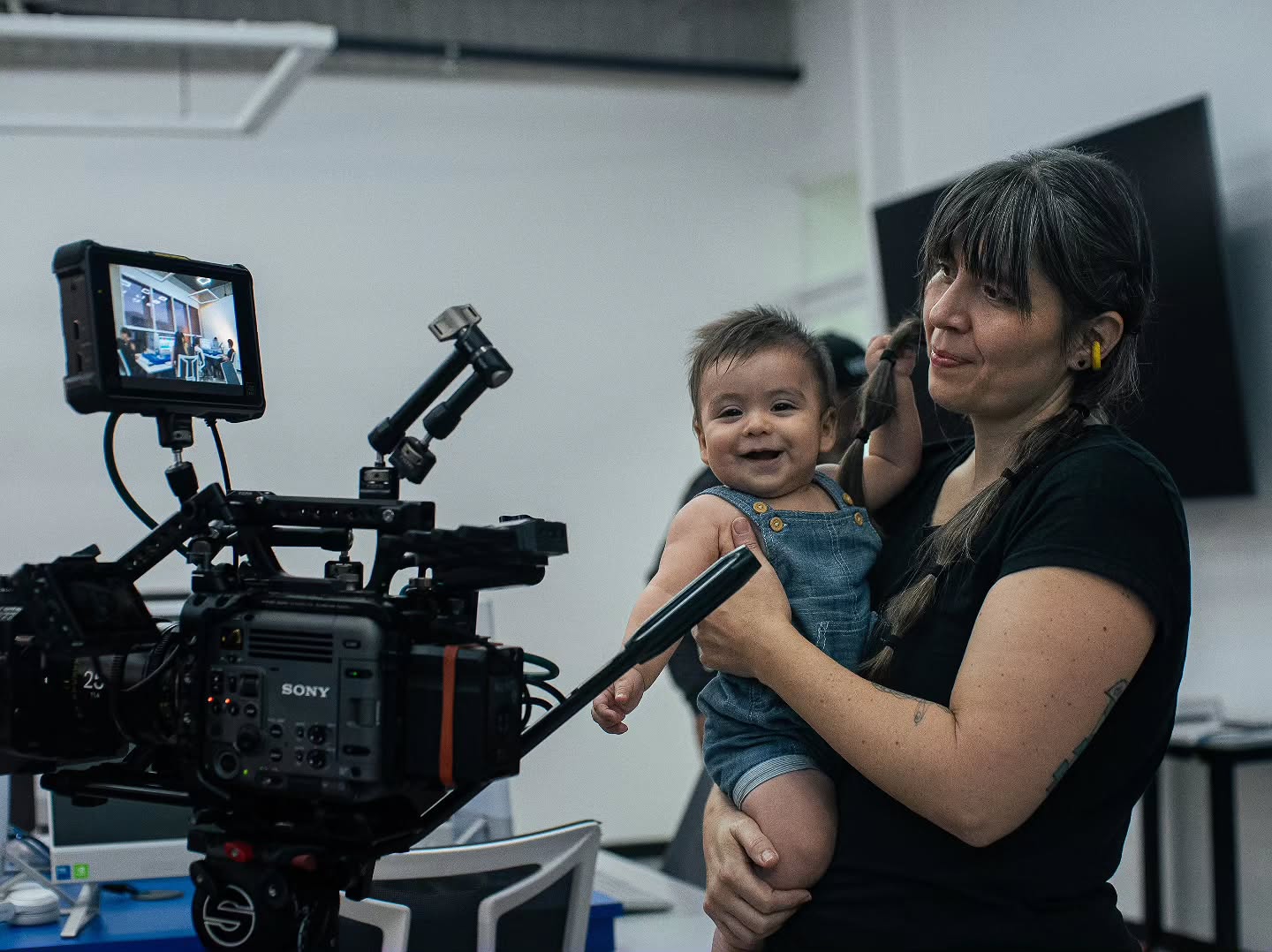 Federica sonriendo en el set junto a la cámara